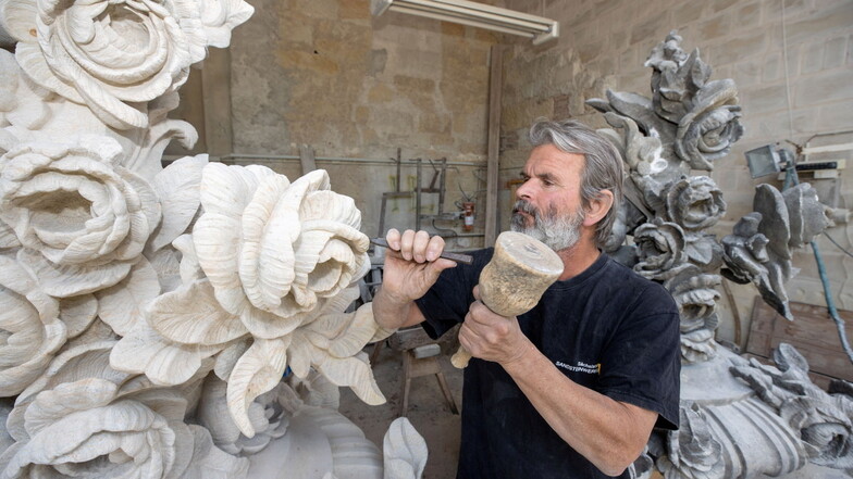 Filigrane Kunst: Heino Lemke, Bildhauer bei den Sandsteinwerken, fertigt ein Prunkstück für ein historisches Haus in Potsdam.