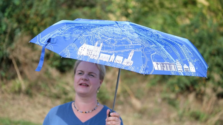 Simone Panitz hatte den neuen Meißen-Schirm mit Motiven von Lars Ditscherlein dabei. Der fesche Taschenschirm ist ab sofort in der Tourist-Information erhältlich.