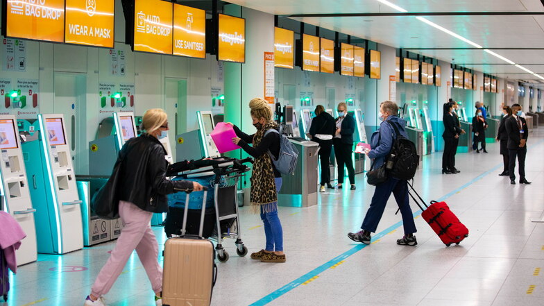 Passagiere treffen im Check-in-Bereich am Flughafen Gatwick ein. In England war die Nachfrage nach Urlaubsreisen sprunghaft gestiegen, nachdem die Regierung eine Lockerung der CReiseregeln angekündigt hatte.