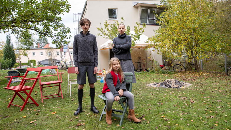 Darsteller Oskar Brandt, Rosa Henriette Löwe und Petra Schmidt-Schaller (v.l.) vor dem Pirnaer Filmhaus: Einer wird die Geschichte nicht überleben.