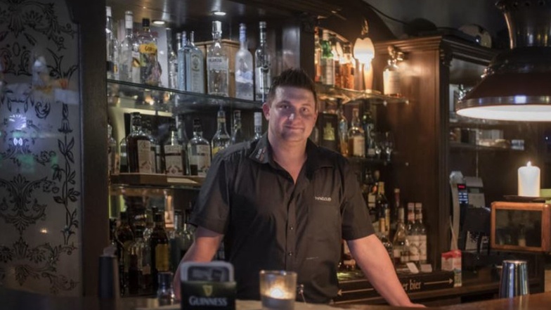 Marcus Seibel (37) führt seit 2014 die Geschäfte im Kamenzer Irish Pub. Der gebürtige Berliner fühlt sich sehr wohl in Sachsen und hat hier seinen Lebensmittelpunkt gefunden. Ab und zu besucht er natürlich auch die alte Heimat. Inhaber des Objektes ist se
