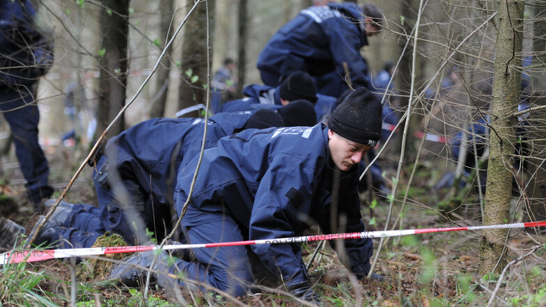 Ein Absperrband der Polizei begrenzt ein Waldgebiet bei Nietheim, das von der Polizei durchsucht wird.