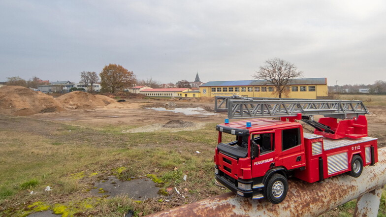 Auf dieser Fläche an der Klötzerstraße soll einmal die neue Riesaer Feuerwache entstehen. Doch weil 2022 wenig Geld zur Verfügung steht, wackelt das Vorhaben.