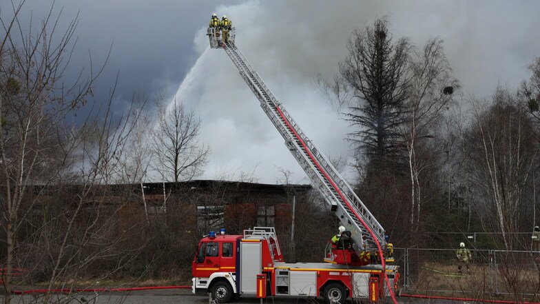 Die Feuerwehr versucht, das Gebäude von mehreren Seiten zu löschen. Später soll auch Schaum eingesetzt werden.