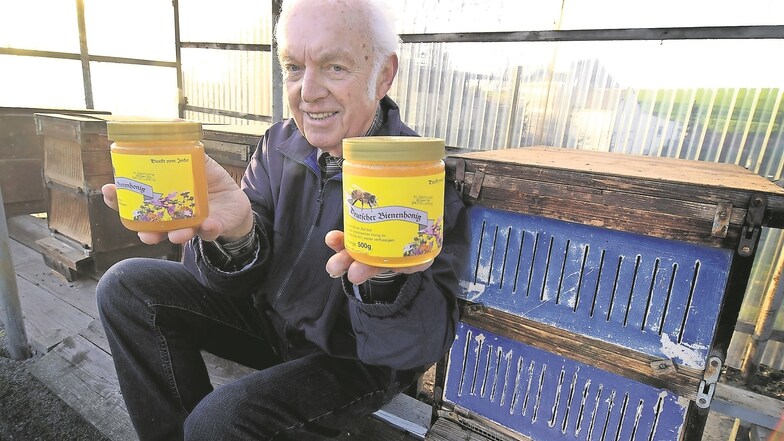 Imker Horst Zschoche hat in seinem Garten in Brösen zehn Bienenvölker. Er freut sich über ein gutes Honigjahr.