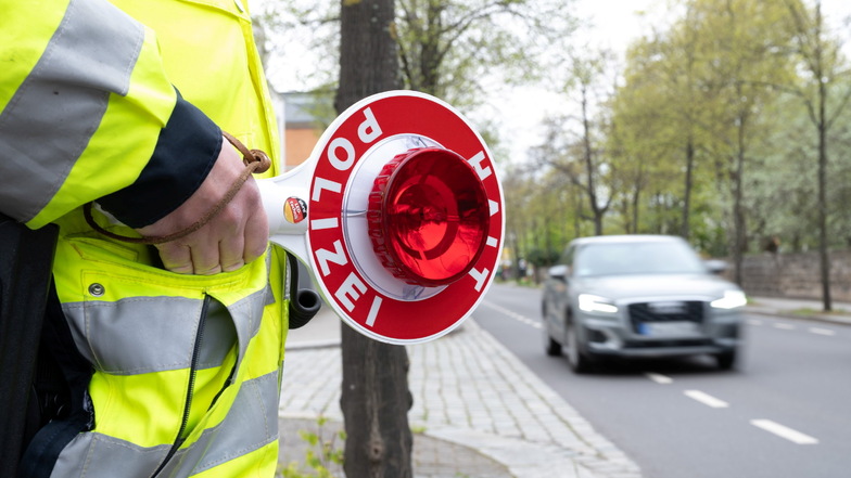 Zwei Wochen lang hat die Polizei in Dresden verstärkt den Verkehr kontrolliert und dabei mehr als 1.400 Regelverstöße geahndet.