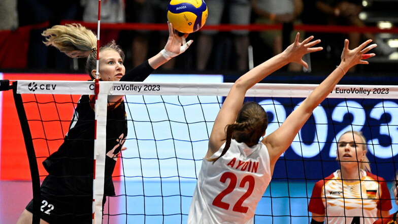 Monique Strubbe (l.) spielte in der abgelaufenen Saison noch in Dresden - und gehört jetzt zu den ehemaligen DSC-Spielerinnen bei der Volleyball-EM.