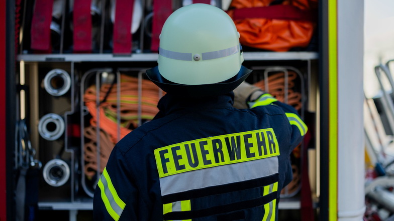 Symbolfoto: Der Kellerbrand in Nünchritz konnte schnell gelöscht werden, dennoch wurden zwei Menschen verletzt.