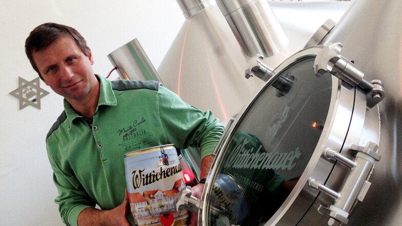 Stefan Glaab, Geschäftsführer der Stadtbrauerei Wittichenau, mit einem 5-Liter-Fässchen an einem Gärkessel im Sudhaus: das derzeit einzige Fassbier, das Wittichenau abfüllt – alles andere geht nur per Flasche.