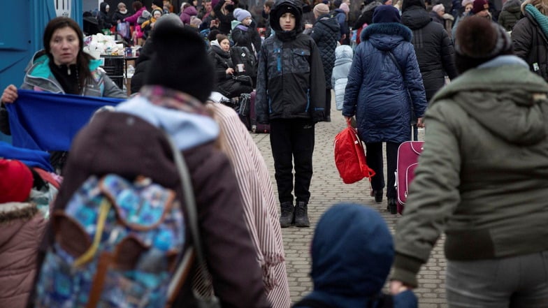 Flüchtlinge, meist Frauen mit Kindern, kommen in Dresden an.