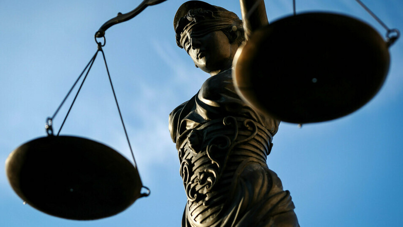 Justitia urteilt mit verbundenen Augen - zum Glück für einen Angeklagten vor dem Zittauer Amtsgericht.