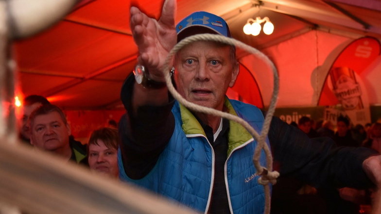 Zur Bob-Weltmeisterschaft im Februar übte sich Altenbergs Bürgermeister Thomas Kirsten beim Seilwerfen. Der Coronavirus ließ sich aber auch von ihm nicht einfangen.