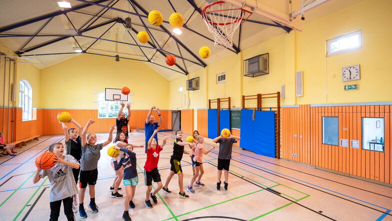Torsten Kapprasch und Hans-Harald Balster waren erst vorige Woche an der Grundschule Moritzburg zum Basketball-Training der vierten Klasse. Ihr Wunsch: Die Sportart muss künftig breiter aufgestellt werden. Der Anreiz dafür ist da.