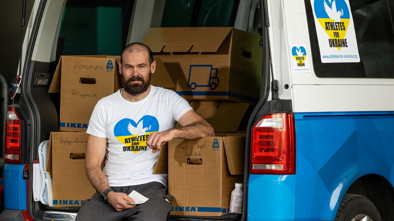 Der Kleinbus füllt sich. Biathlon-Olympiasieger Michael Rösch sammelt Hilfsgüter für die Menschen im Kriegsgebiet.