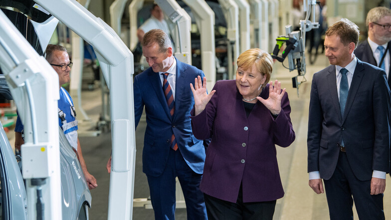 Angela Merkel und Michael Kretschmer am Montag  im Zwickauer VW-Werk.