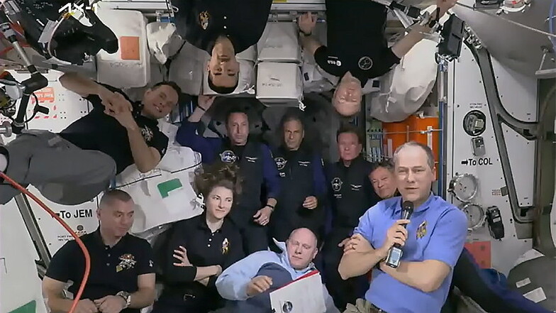 In der mittleren Reihe sind die Teilnehmer der privaten Axiom Mission 1 zusammen mit der ISS-Crew, darunter Matthias Maurer, zu sehen.