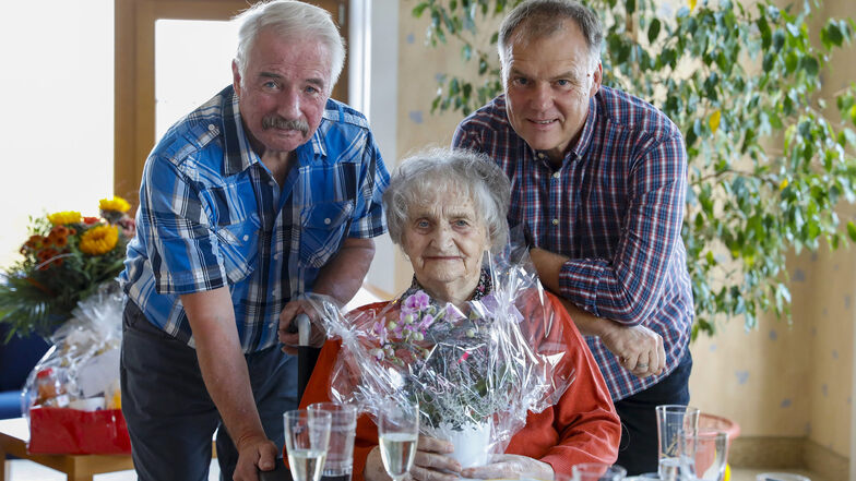 Irmgard Michel aus Zittau, hier im Bild mit Sohn Uwe Michel (links) und Enkel Heiko Leumer, feiert heute ihren 100. Geburtstag. Wir gratulieren herzlich!