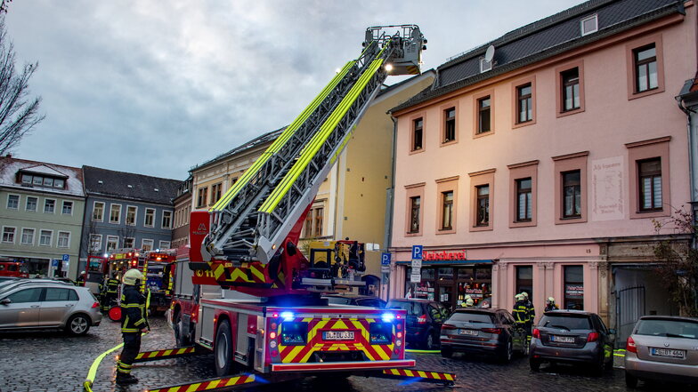 In einer Wohnung an der Ritterstraße hatte am 27. Dezember ein Weihnachtsbaum Feuer gefangen.