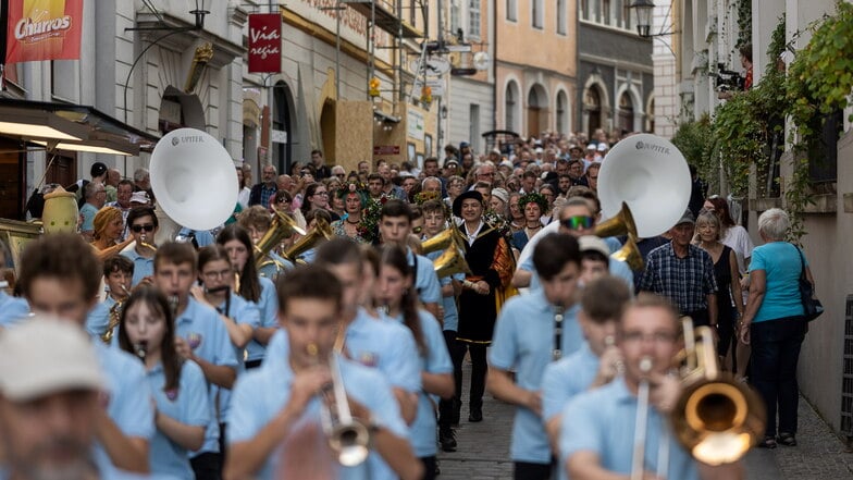 Über die Neißstraße zog der traditionelle Marsch vom Untermarkt zur Altstadtbrücke.