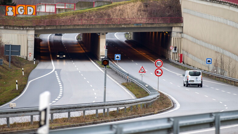 Tunnel am Pirnaer Autobahnzubringer: Bis Ende April ist jeweils ein Fahrstreifen dicht.