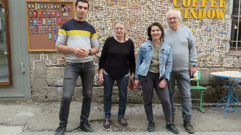 Der Wantewitzer Künstler Heinz Ferbert (r.) mit Vertretern des Sozialprojektes in Gyumri.