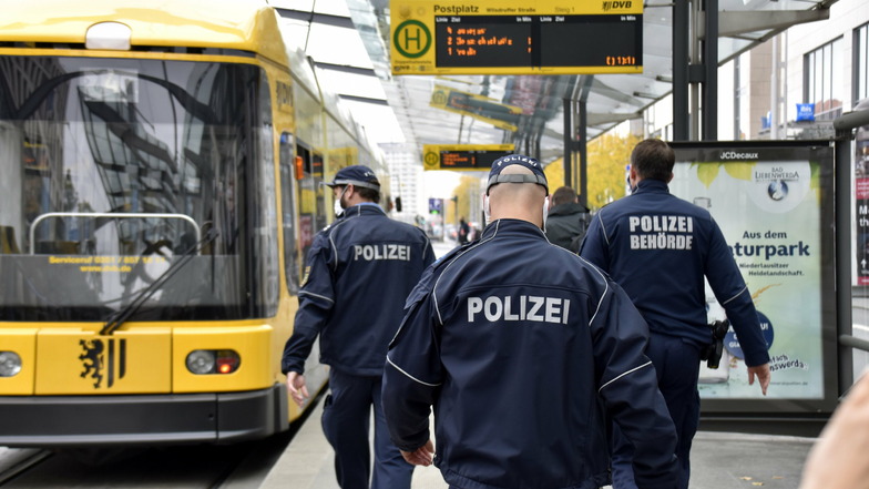 Polizeikontrollen der Maskenpflicht in Dresden.