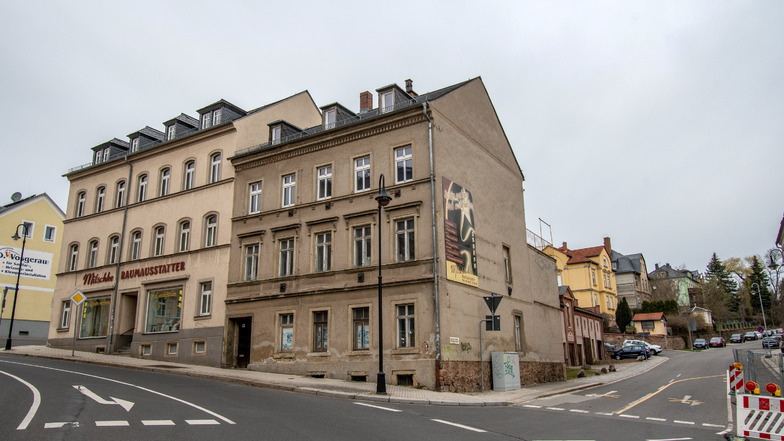 Der Eigentümer des Eckgebäudes Bahnhofstraße 38 will das seit Jahren leerstehende Haus wegreißen lassen. Für den Abriss der Nebengebäude und die Sanierung des Brandgiebels gibt es Fördergeld.