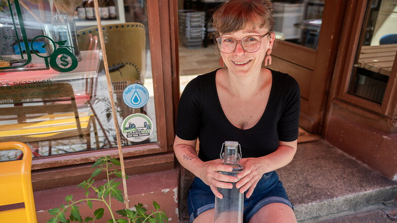 Bei Susanne May, Inhaberin des Unverpacktladens „Emma's Tante“ auf der Jakobstraße 40 in Görlitz, kann man kostenlos Leitungswasser abgefüllt bekommen. Ein kleiner blau-weißer Aufkleber an der Scheibe weist darauf hin.