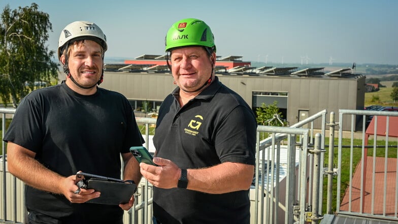 Marcus Muschke (l.) und Dirk Eckart von Gerüstbauer Gemeinhardt sind überzeugt, dass es kein Vorbeikommen an der Digitalisierung gibt. Mit ihrer Azubi-App wollen sie ihren Lehrlingen lästiges Ordner schleppen ersparen.