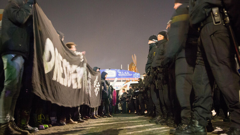 So wie hier bei einer Demo am 13. Februar in Dresden muss die Polizei immer häufiger politische Lager trennen.