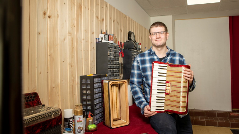 Daniel Thierbach hat in Wilsdruff eine Akkordeon-Werkstatt eröffnet. Hier werden die Musikinstrumente repariert, gestimmt und wieder aufbereitet.