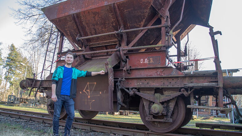 Philipp Eichler vom Kleinbahnverein Rothenburg hofft, dass der historische Schotterwagen aus Königshain bald in die Neißestadt transportiert werden kann.