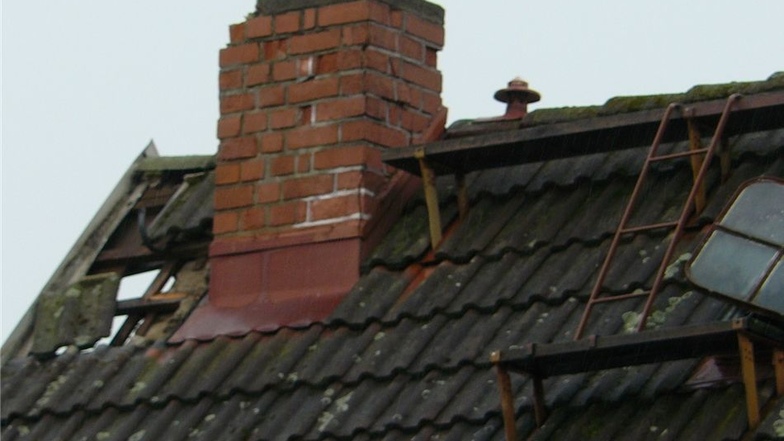 Der Blitz ist links oben neben dem Schornstein in das Dach reingefahren und rechts wieder ausgetreten.