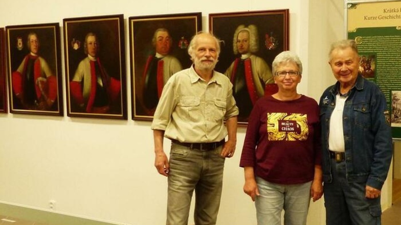 Harald Skala (rechts) mit Václava Bubnová aus dem Museum in Děčín, die für die Organisation zuständig war und der Grafiker Jirí Stejskal aus

Jiretín.