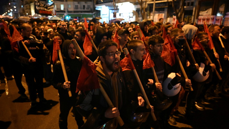 Proteste und Streiks nach schwerem Zugunglück in Griechenland