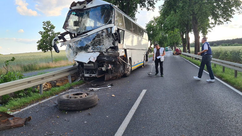 Bei dem Unfall im Landkreis Dahme-Spreewald ist ein Mensch gestorben, acht weitere wurden verletzt.