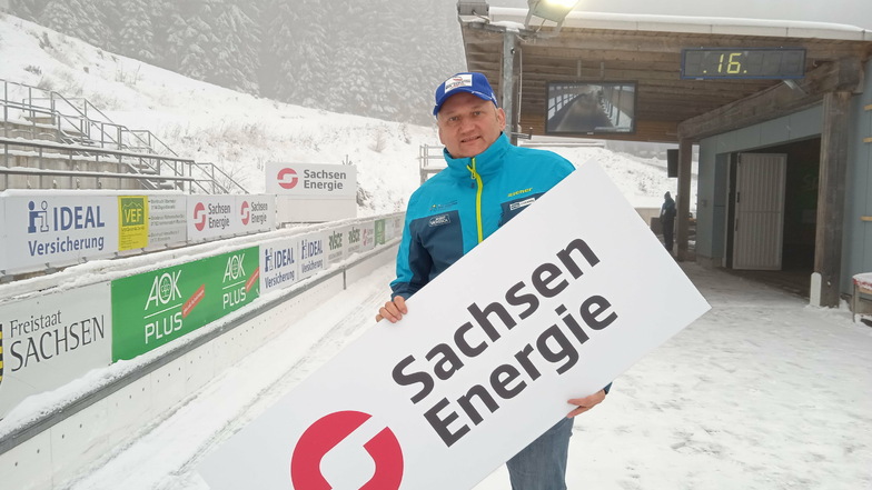 WiA-Geschäftsführer Jens Morgenstern mit neuem Namensschild für den Sachsen-Energie-Eiskanal.