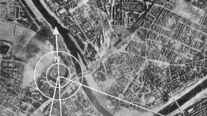 1945 hatten es die Alliierten vor allem auf Dresdens Innenstadt abgesehen (re.). Alte Luftbilder werden noch heute herangezogen, um Blindgänger zu finden.