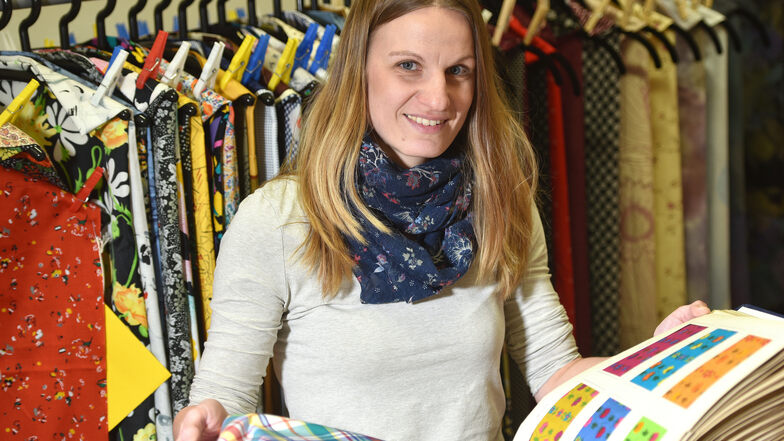 Corinna Wandt vom Löbauer Stadtarchiv mit Musterbüchern und Originalstoffen von Lautex. Das Archiv zeigt zum Museumstag eine Ausstellung zu Löbaus textiler Vergangeneheit.