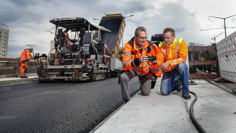 Im November 2023 wurde der letzte Asphalt auf dem mittleren Zug der Carolabrücke aufgebracht. Brücken-Abteilungsleiter Holger Kalbe (l.) vom Straßenbauamt und Projektleiter Daniel Windisch von Hentschke Bau freuen sich, dass es so zügig vorangegangen ist.