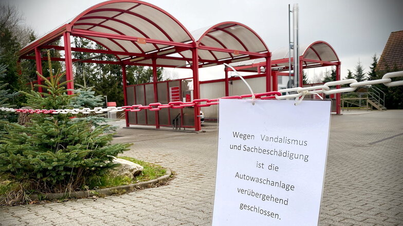 Die Einfahrt zur SB-Waschanlage in Oderwitz ist abgesperrt. Das wird vorerst auch so bleiben.