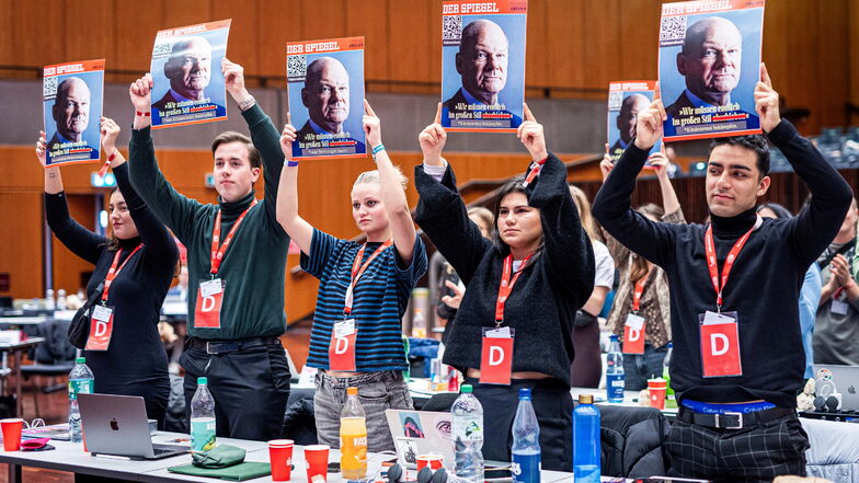 Parteimitglieder demonstrieren beim Bundeskongress der Jungsozialisten (Jusos) gegen Aussagen von Bundeskanzler Scholz.