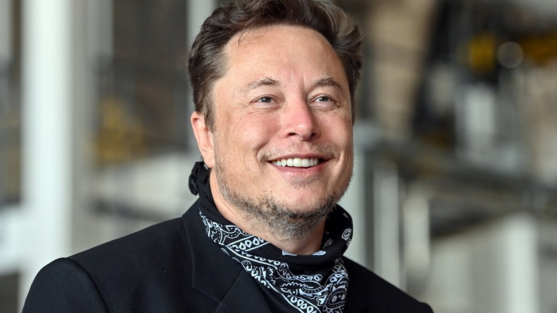 Elon Musk bei einem Besuch in Grünheide.