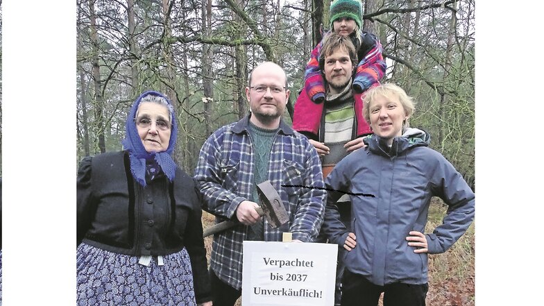 Das Foto zeigt Vertreter der Umweltgruppe Cottbus der Grünen Liga mit Anwohnern des Tagebaus im gepachteten Wald und die Rohnerin Edith Penk (links).
