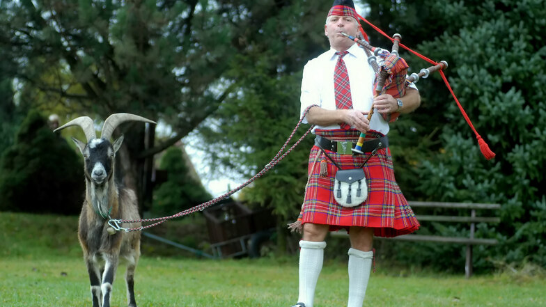 Hier ist er 2007 mit einem original schottischen Dudelsack und seinem Ziegenbock Hansi zu sehen.