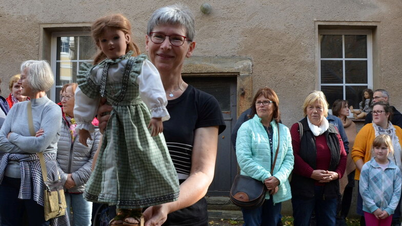 Bei der großen Puppenversteigerung am Sonntag in Kunnersdorf bei Görlitz präsentierte Steffi Starke jede zu versteigernde Puppe dem Publikum.