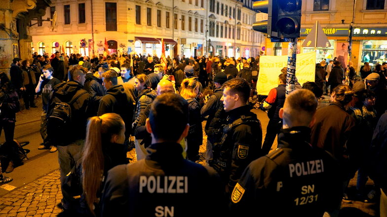 Nicht nur die Polizei hat ein Auge auf das sogenannte Assi-Eck in der Dresdner Neustadt. Auch die "Nachtschlichter" sollen bei Konflikten vermitteln.