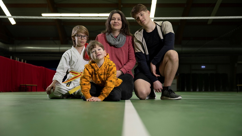 Kathleen Bölke mit ihren drei Söhnen Henrik (14), Richard (11) und Fredrik (5 Jahre).
Henrik Bölke ist in der Freizeit Rettungsschwimmer, Richard macht Seibukan-Karate und Fredrik geht in die Musikschule.