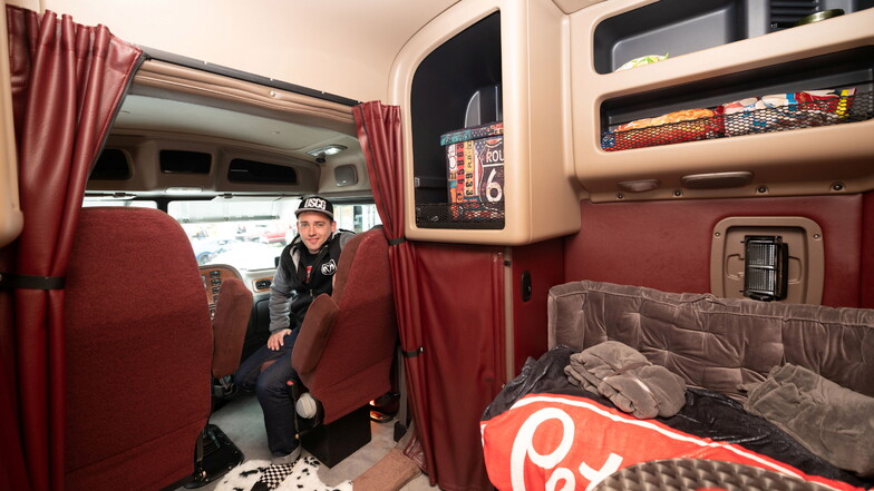 Georg Gogolok im Innenraum seines Trucks, der 25-Jährige übernachtet während des Festivals im Laster.