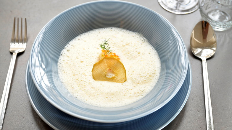 Das Restaurant "Anna im Schloss" bietet in seinem Kochsternstunden-Menü als zweiten Gang dieses Meerettichsüppchen mit Forellen-Apfeltatar, Forellenkaviar und Dillöl an.